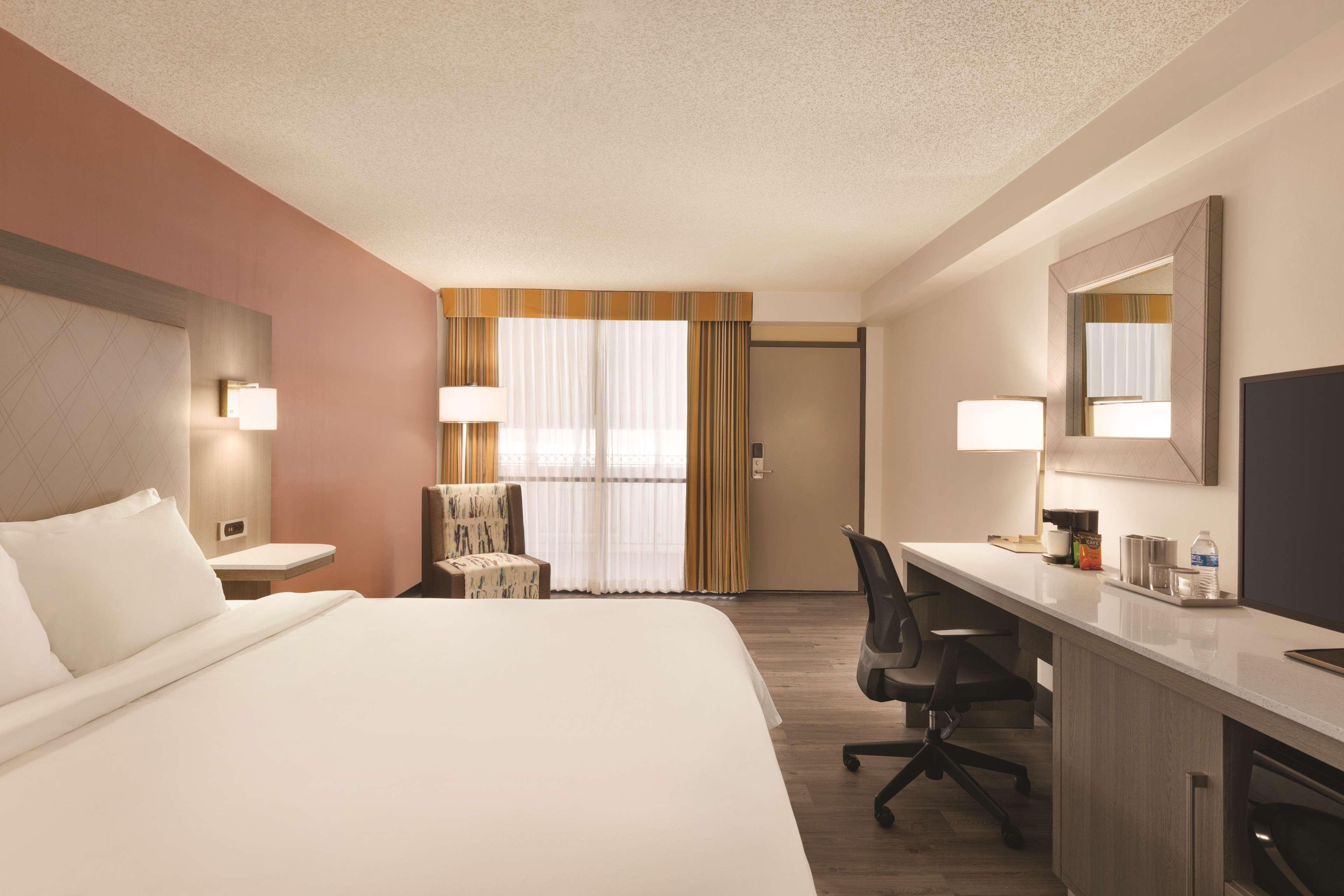 Radisson Hotel Lenexa Overland Park Екстер'єр фото
