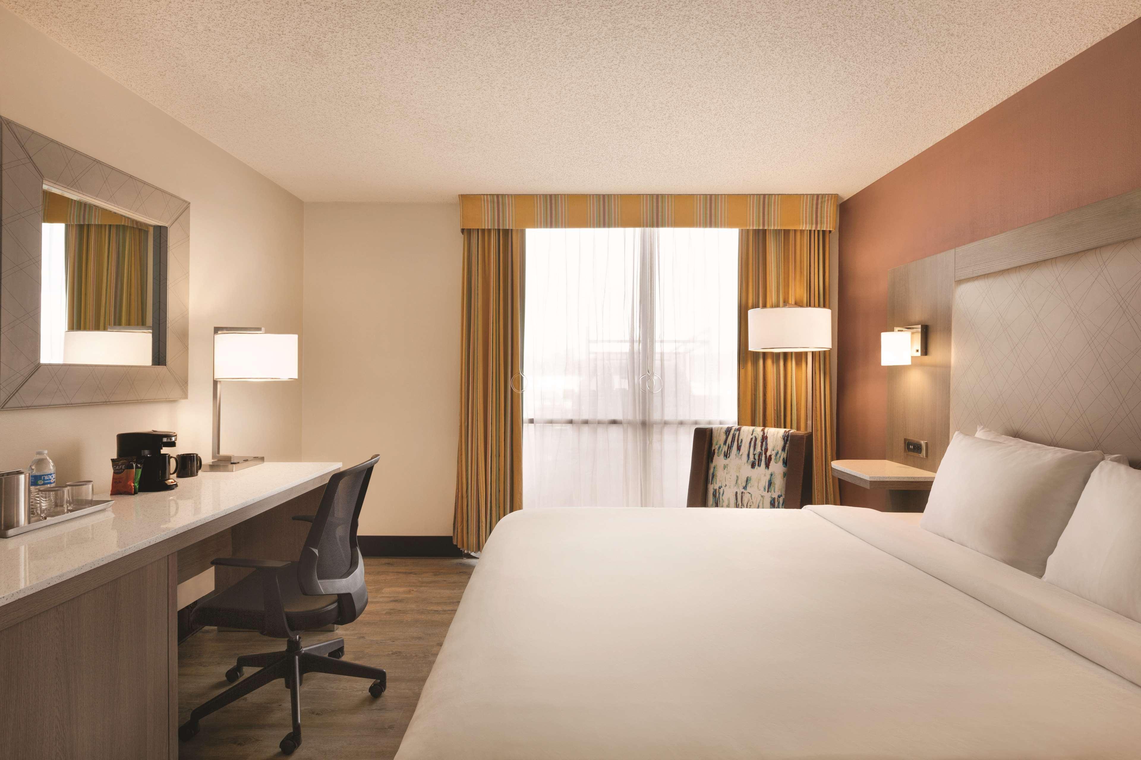 Radisson Hotel Lenexa Overland Park Екстер'єр фото