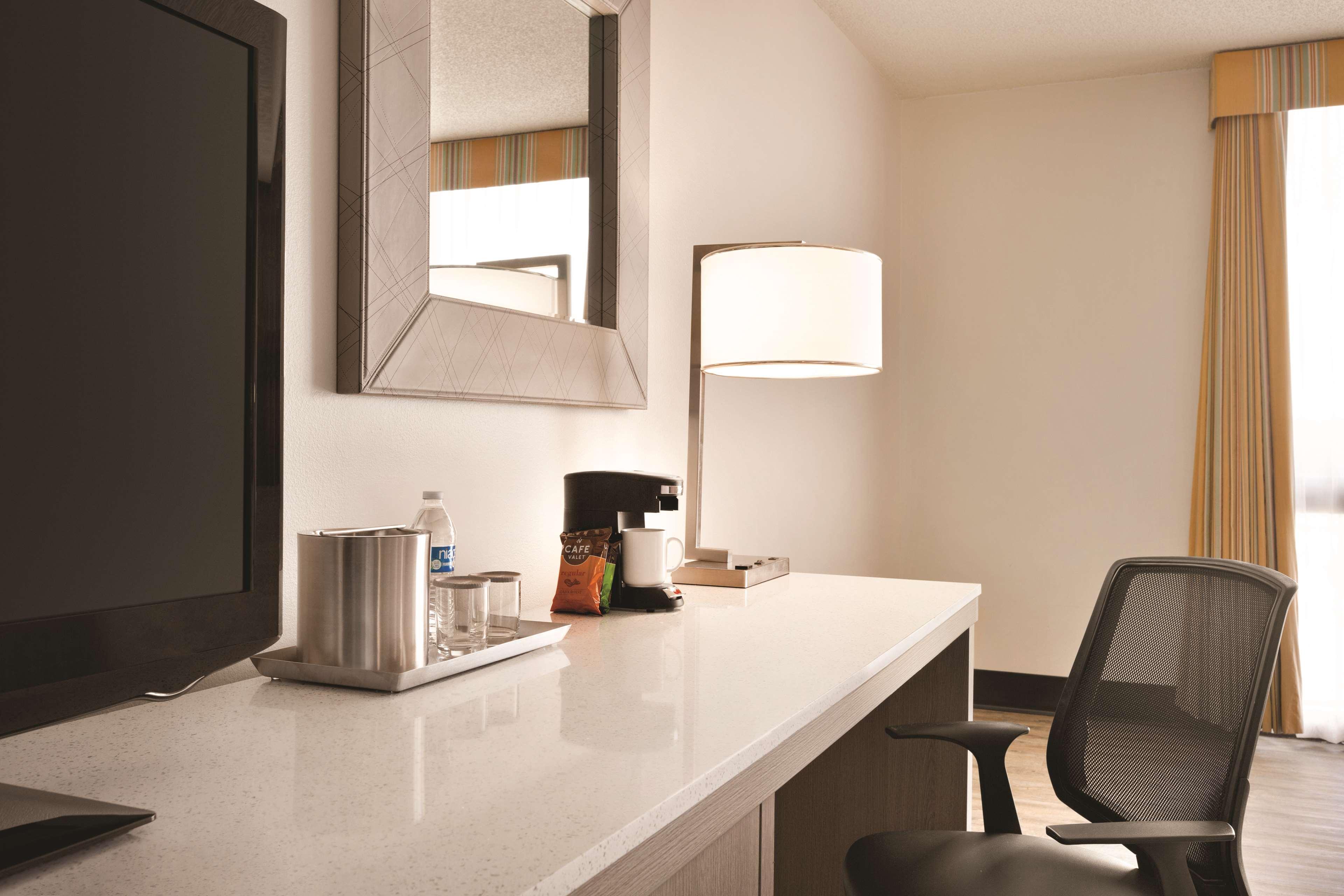 Radisson Hotel Lenexa Overland Park Екстер'єр фото