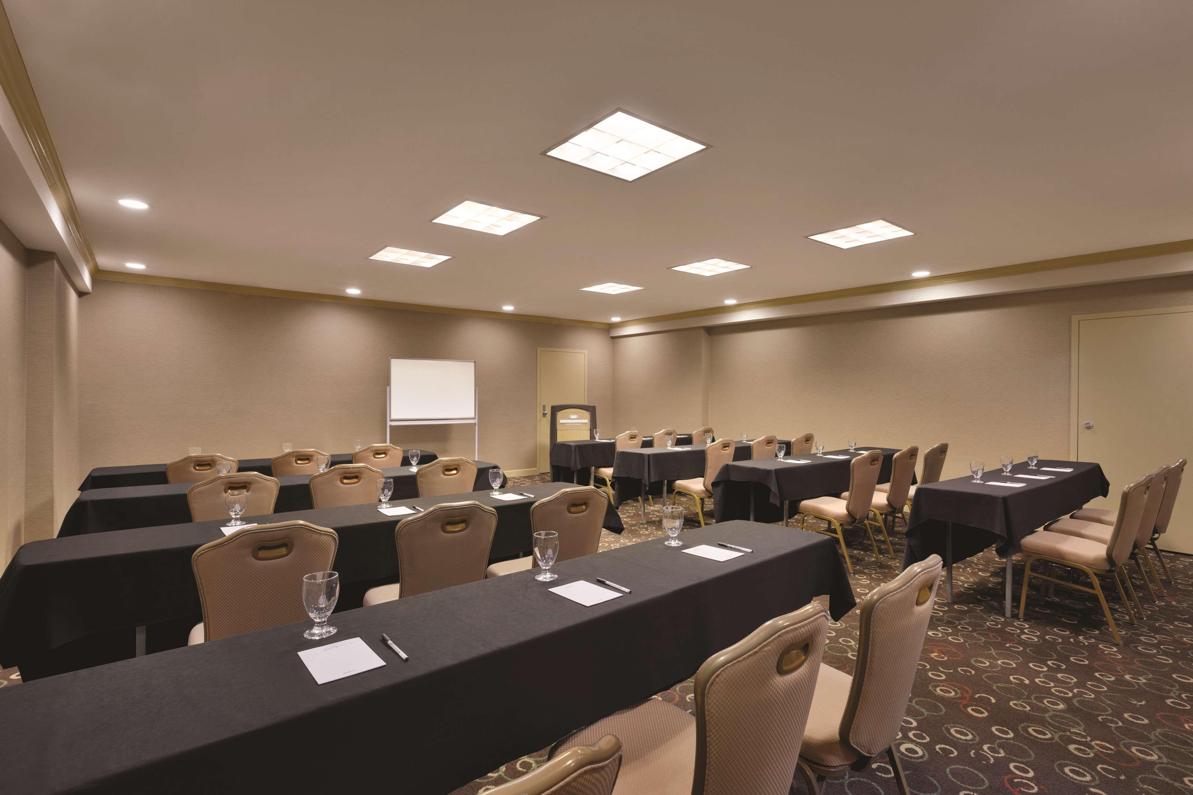 Radisson Hotel Lenexa Overland Park Екстер'єр фото