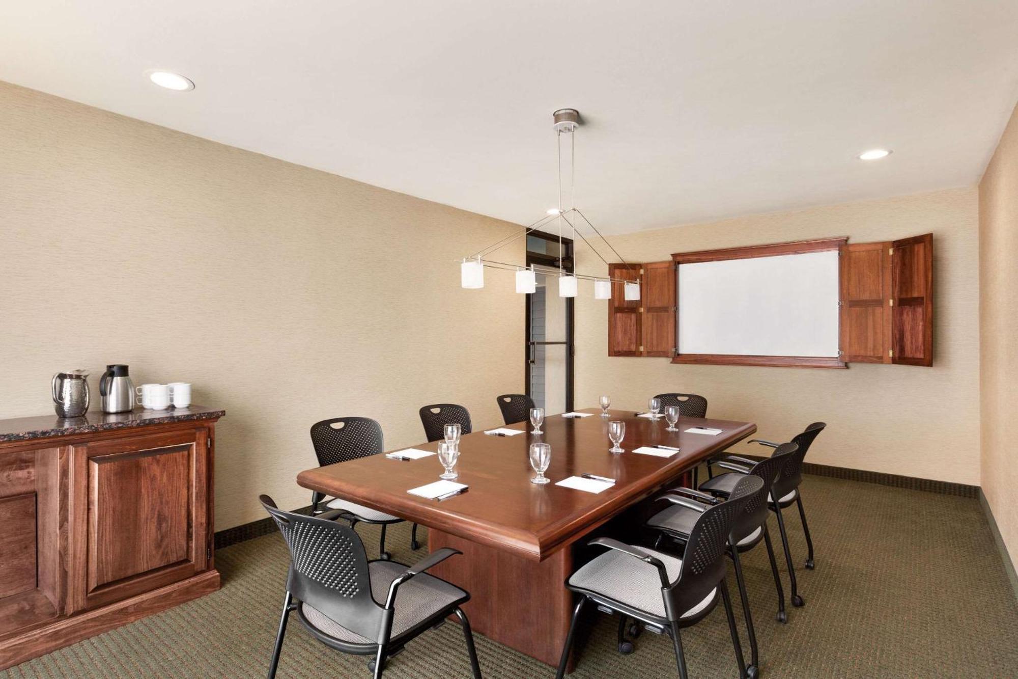 Radisson Hotel Lenexa Overland Park Екстер'єр фото
