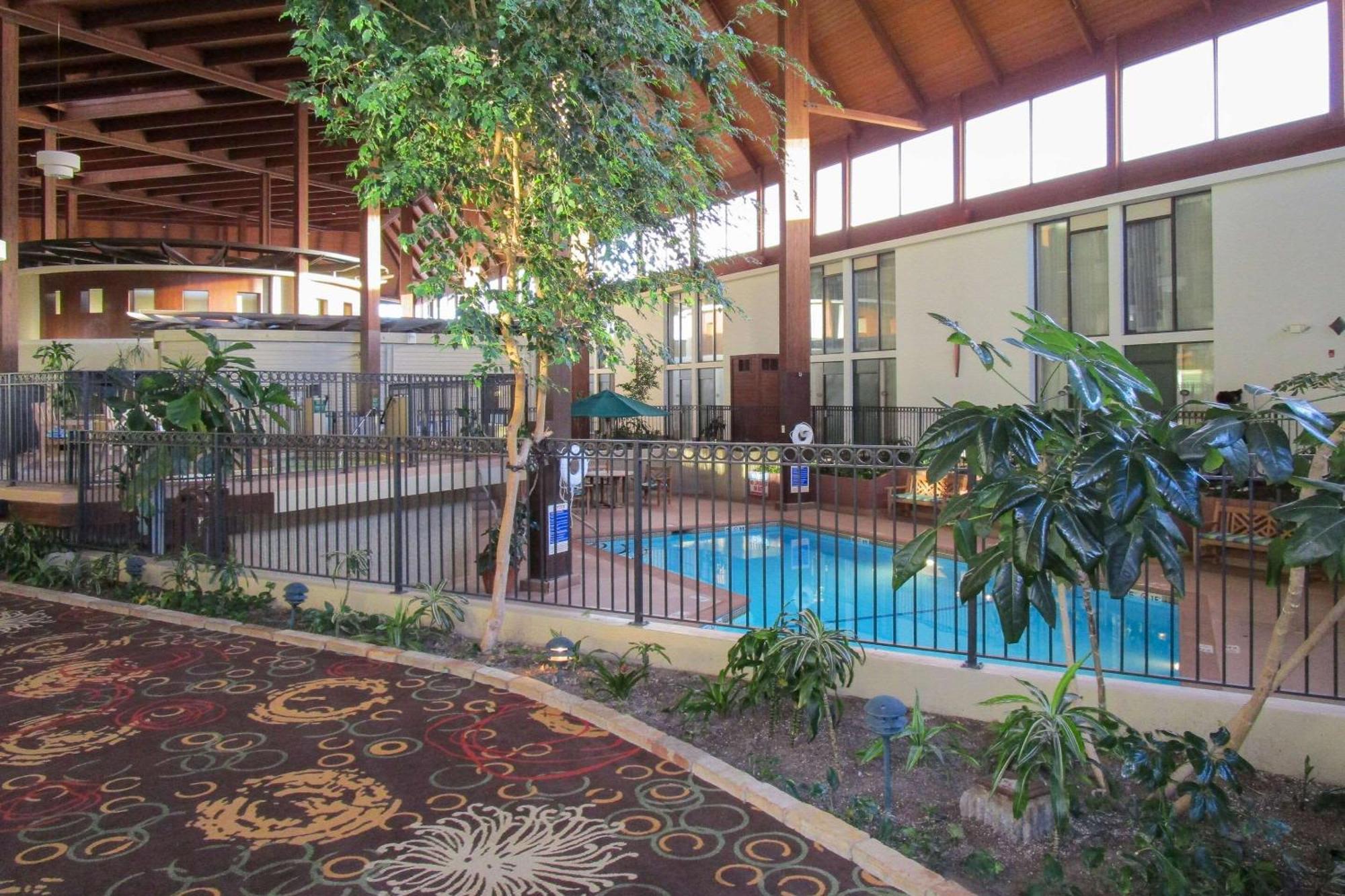 Radisson Hotel Lenexa Overland Park Екстер'єр фото